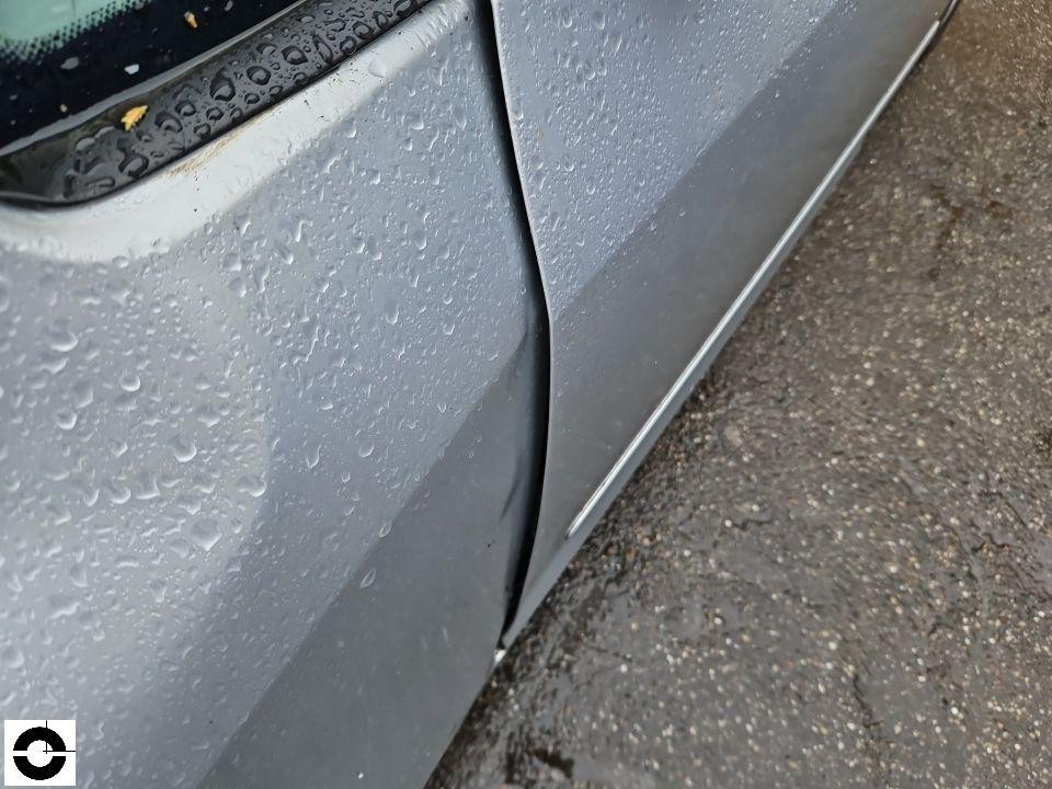 Nahaufnahme hinterer Kotflügel links, Spaltmaß zur Stoßstange, Regentropfen auf Lack