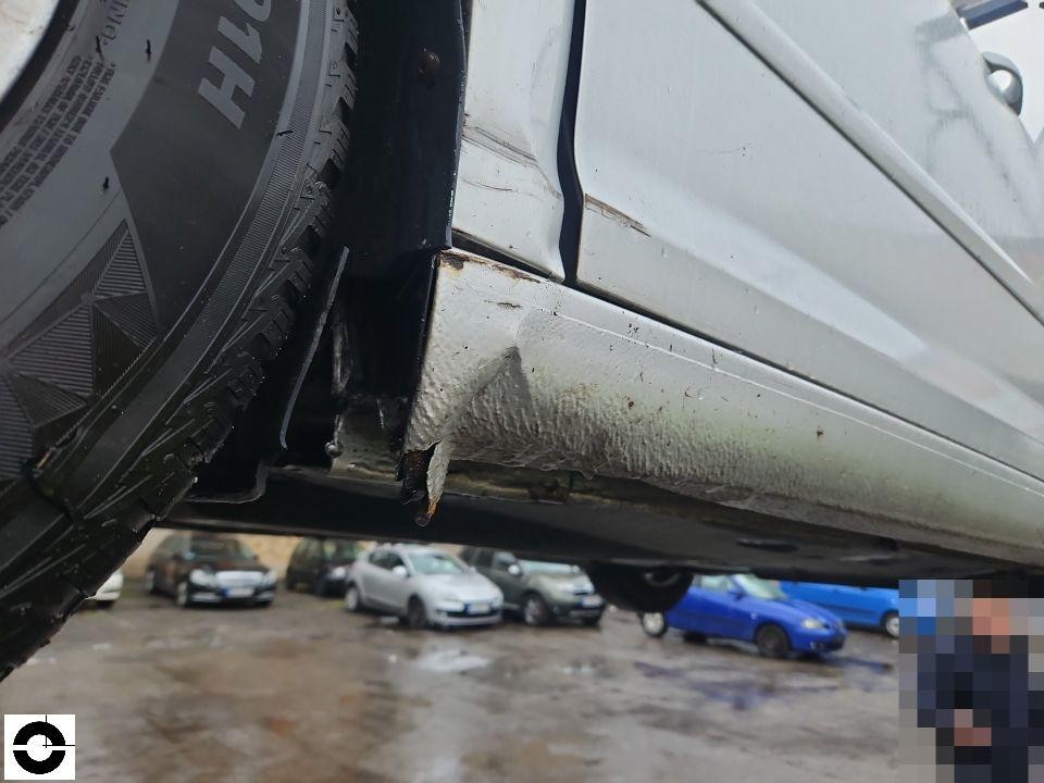 Schwellerbereich rechts vorne mit Rost und Lackschäden, Radlaufverkleidung beschädigt