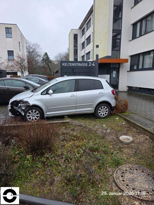 Seitenansicht links, erheblicher Frontschaden an Stoßstange und Kotflügel vorne links