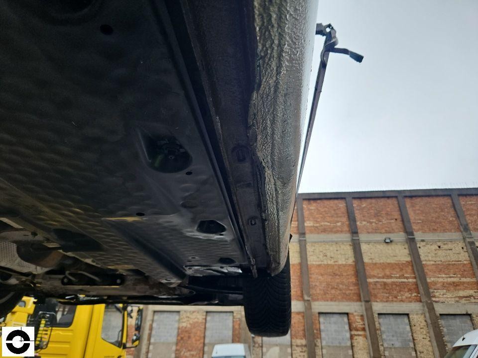 Unterboden-Ansicht, Schwellerbereich rechts mit Unterbodenschutz sichtbar