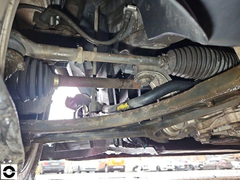 Unterbodenansicht, Vorderachse mit Spurstange und Lenkgetriebe, leichte Verschmutzung